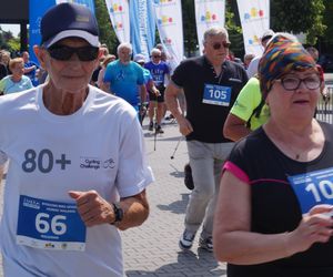 Seniorzy w Bydgoszczy pokazali moc! Blisko setka na starcie pierwszego Biegu Seniora