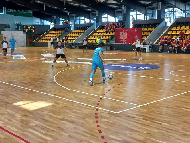 Na co dzień ratują, a dziś grają. Strażacka rywalizacja na parkiecie w Lesznie