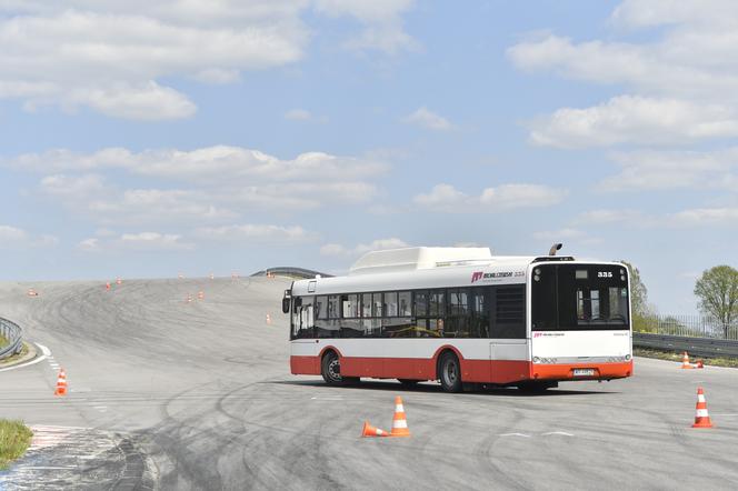 Autobusy w poślizgu! Kto tym razem okazał się najlepszym kierowcą autobusu? 