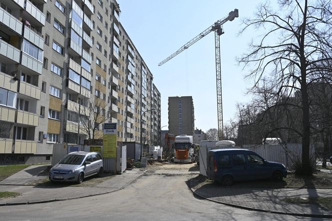 Deweloper buduje apartamentowiec tuż pod ich oknami. „Ten blok zasłoni nam świat”