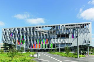 Fasady budynków a certyfikacje LEED, BREEAM, DGNB – jak elewacje wpływają na ocenę ekologicznego budynku?