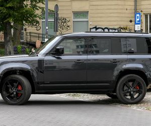 Agnieszka Woźniak-Starak zamieniła eko elektryczna Teslę na potężnego Defendera za 400 tyś.