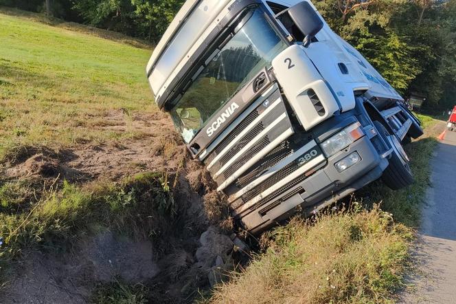 Powiat Świecki. Zasnął za kierownicą i zjechał do rowu. 