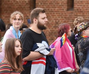 VI Toruński Marsz Równości. Przeciwnicy modlili się w centrum