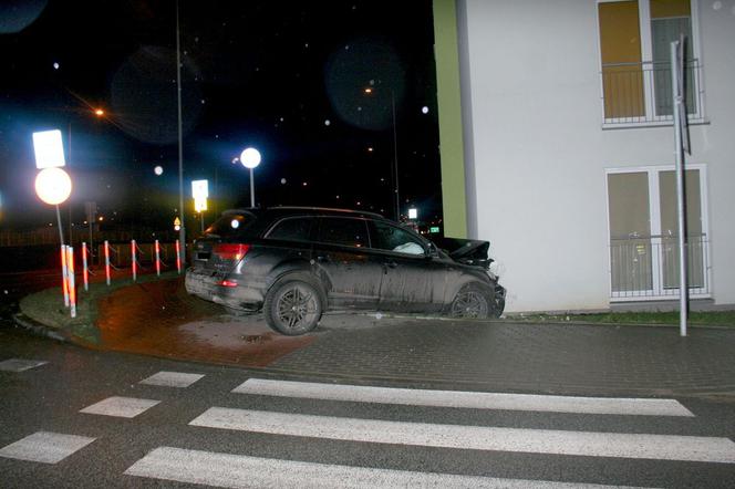 Kierujący skradzionym Audi uderzył w blok znajdujący się przy ulicy Modrzejewskiej.