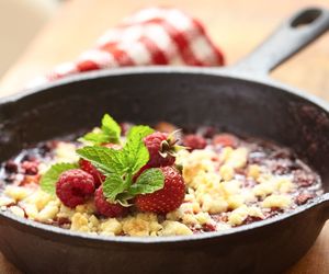 Niebiańskie maliny pod kruszonką - oszałamiający deser  gotowy w kilka minut