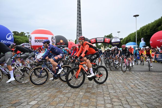 Kolarskie święto opanowało Wrocław. Tour de Pologne wystartował mimo kapryśnej pogody