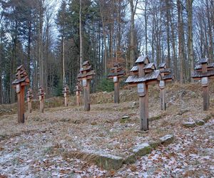 To jedna z najpiękniejszych cerkwi w Małopolsce. Znajduje się w malowniczej wsi 