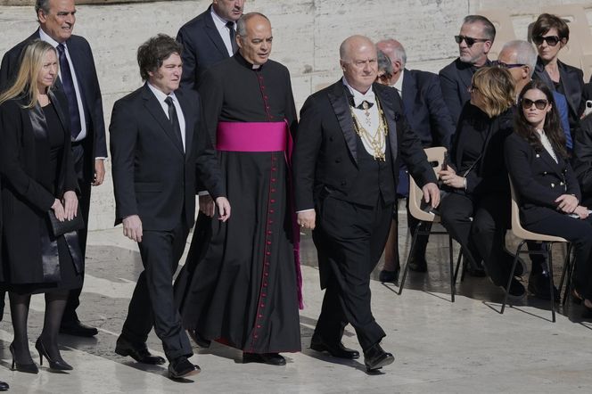 Ostatnie chwile przed pogrzebem Franciszka. Tłumy wiernych na pl. św. Piotra