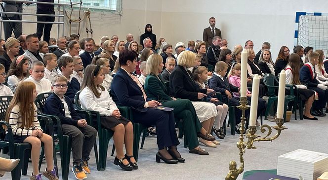 Pierwsza Dama uczciła z uczniami 100 lat od nadania imienia Stefana Batorego Szkole Podstawowej w Liwie