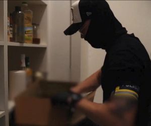 Starnowali bramę samochodem pancernym, obok lądował śmigłowiec z antyterrorystami. Spektakularna akcja policji na Mazowszu