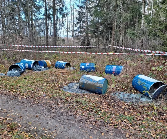 Beczki z tajemniczą substancją w lasach. Nastąpił wyciek