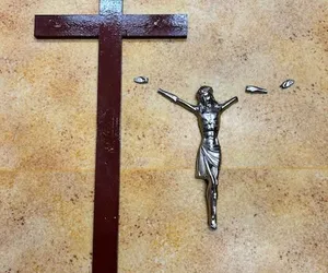 Połamali ręce Chrystusowi i zostawili krzyż pod kontenerem