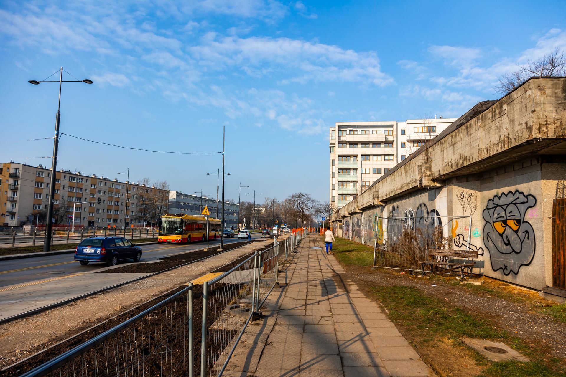 Szpiegowo, blok na Sobieskiego 100 w Warszawie