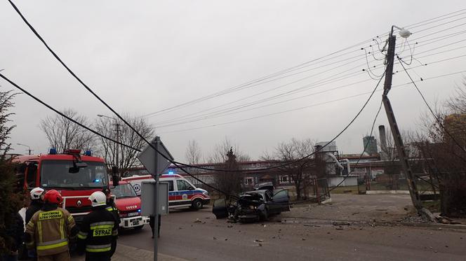 Grajewo. Audi złamało słup energetyczny. W samochodzie było dwóch mężczyzn
