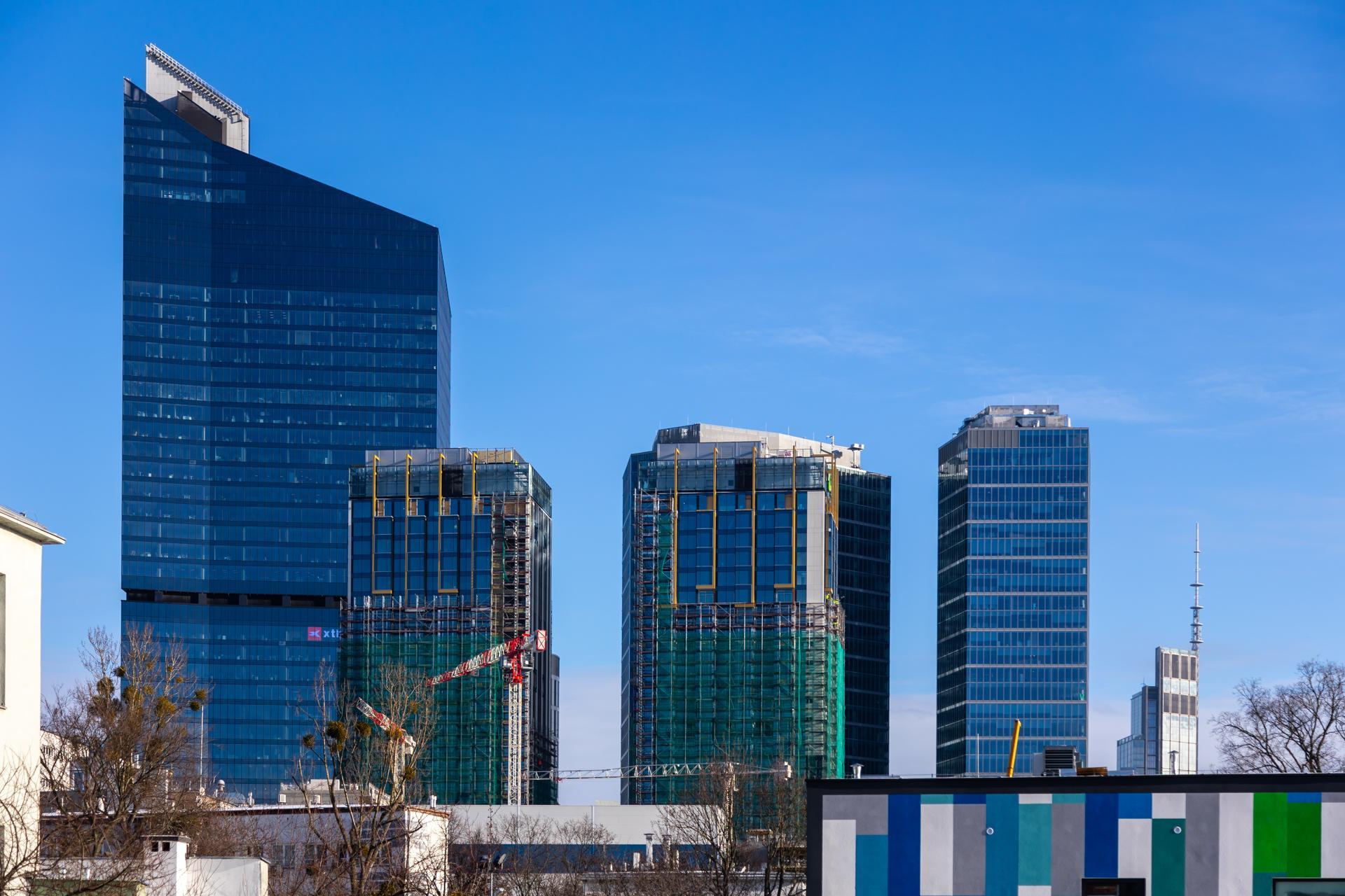 Odsłaniają się elewacje wież mieszkalnych Towarowa Towers na Woli. Zobacz zdjęcia muratorplus.pl