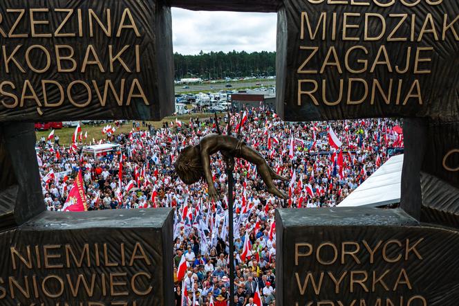 Tłumy z całej Polski na Podkarpaciu. W niedzielę odsłonięto kontrowersyjny pomnik