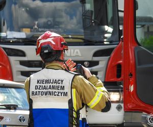 Pożar i wybuchy w mieszkaniu bloku w Tychach