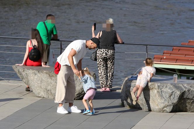 Maciej Pela z córeczkami nad Wisłą