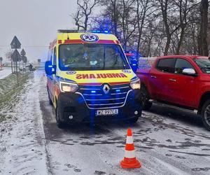 Makabryczny wypadek pod Warszawą. Osobówka dachowała na łuku drogi. Jedna osoba ranna