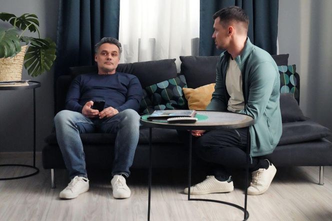 Barwy szczęścia odc. 3203 po wakacjach. Darek Janicki (Andrzej Niemyt), Karol Czubak (Jan Wieczorkowski)