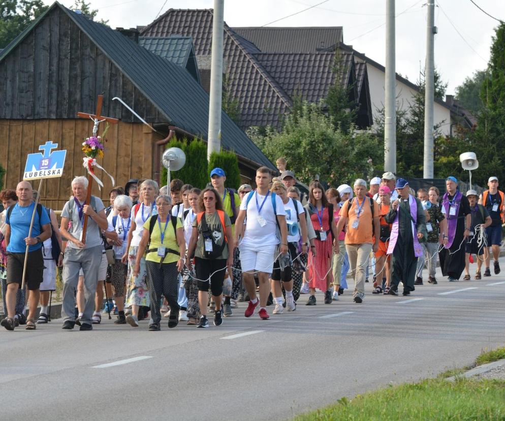 Lubelscy pielgrzymi w drodze ze Świętego Krzyża