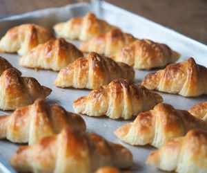  Kroję ciasto francuskie i nadziewam tymi składnikami. W 15 minut robię pyszne domowe rogaliki 