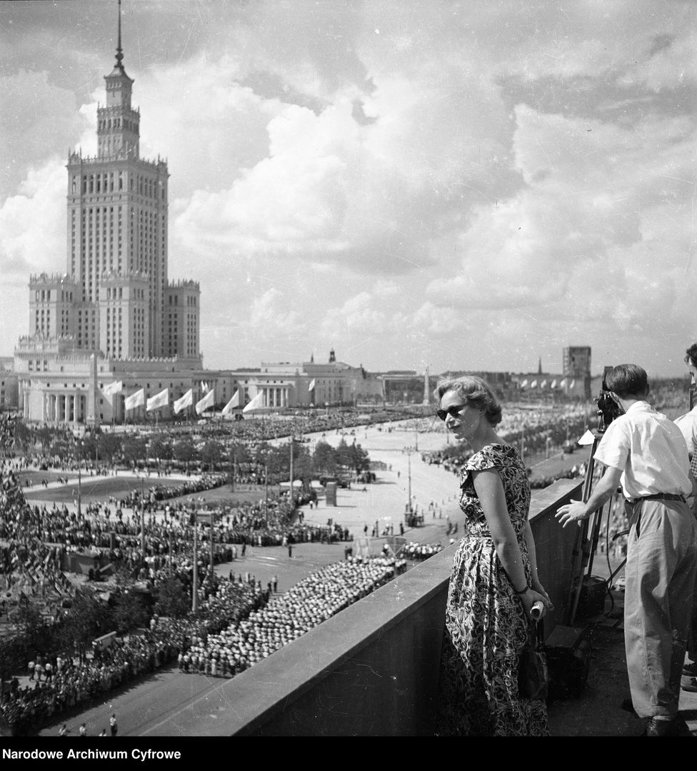 Czysty Pałac Kultury i Nauki w Warszawie - zobacz stare zdjęcia. Tak wyglądał bez warstwy brudu