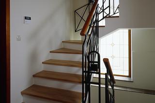 Schody drewniane. Jakie gatunki drewna są najlepsze do budowy schodów?