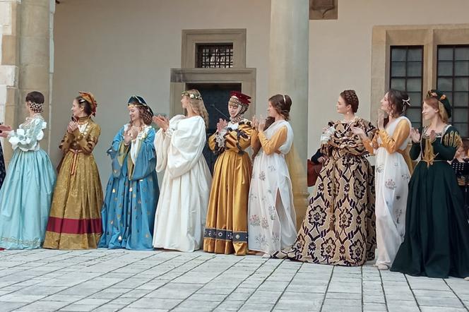 Dwór z aksamitu i pereł - pod taką nazwą na Wawelu odbył się pokaz mody renesansowej