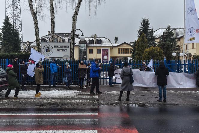Międzymiastowy protest samochodowy pod Radiem Maryja. Strajkowali w Święto Trzech Króli