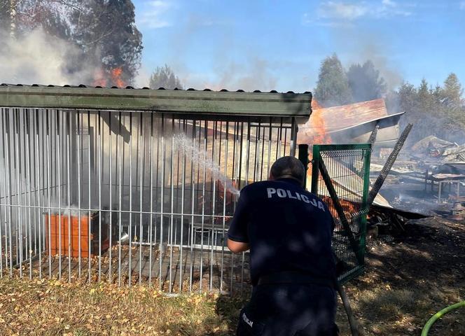 Pożar we wsi Budy. Policjant zauważył dym i ruszył na pomoc