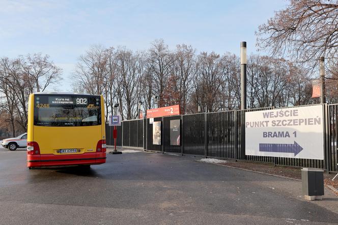 Pustki w autobusie nowej linii dla seniorów