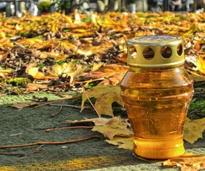 Odwiedzając żarskie cmentarze możemy pomóc Kacprowi