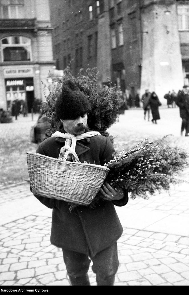 Mężczyzna sprzedający palmy wielkanocne w Krakowie (1931)