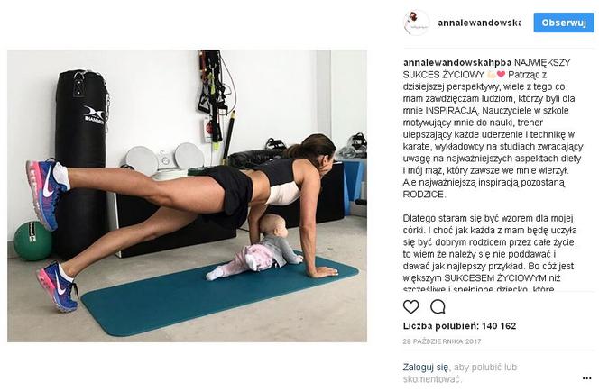 Anna Lewandowska ćwiczy z Klarą