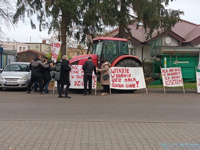 Protest pod Urzędem Gminy w Grucie