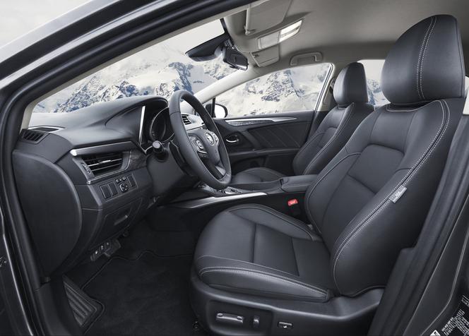 Toyota Avensis lifting 2015