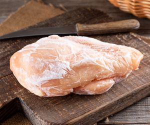  Jak szybko rozmrozić kurczaka? 3 proste i skuteczne sposoby