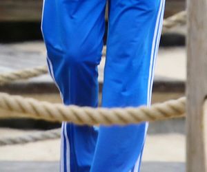 Kayah. Leczyła gardło i opalała kolana