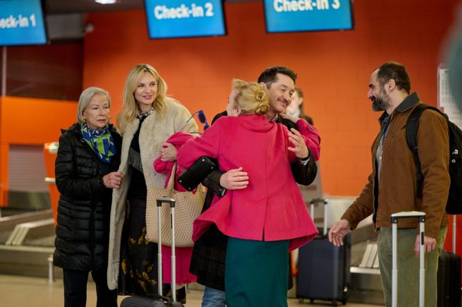 Na Wspólnej, odc. 4002. Włodek (Mieczysław Hryniewicz), Monika (Sylwia Gliwa), Bogdan (Wojciech Brzeziński), Maria (Bożena Dykiel), Roża (Halina Rasiakówna), Ricardo (Reda Paweł Haddad)