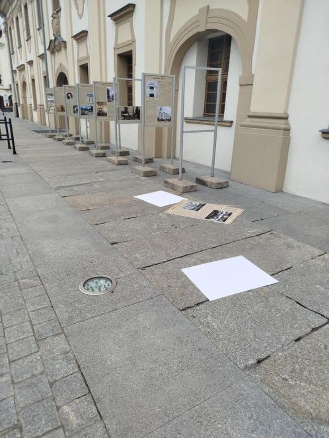 18-latek zniszczył wystawę przed muzeum w Rawiczu