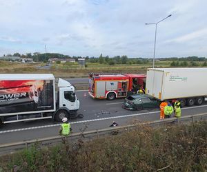 Osobówka wbiła się między dwa tiry. Dramatyczny wypadek na S8