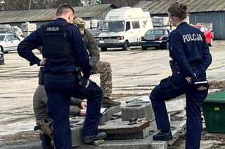 Granat jak skarbonka. Niespodzianka w aucie na policyjnym parkingu