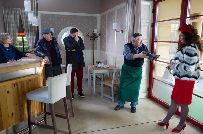 Na Wspólnej odc. 2916. Włodek Zięba (Mieczysław Hryniewicz), Jurek (Waldemar Barwiński), Maria (Bożena Dykiel), Roman (Waldemar Obłoza), Michał (Robert Kudelski)