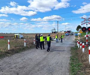 Bus wjechał pod pociąg! 29-letni kierowca nie miał szans [ZDJĘCIA]