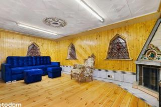 Jedyny w Polsce zamek na działce ROD jest do kupienia. Ma fosę, zwodzony most, witraże w oknach 