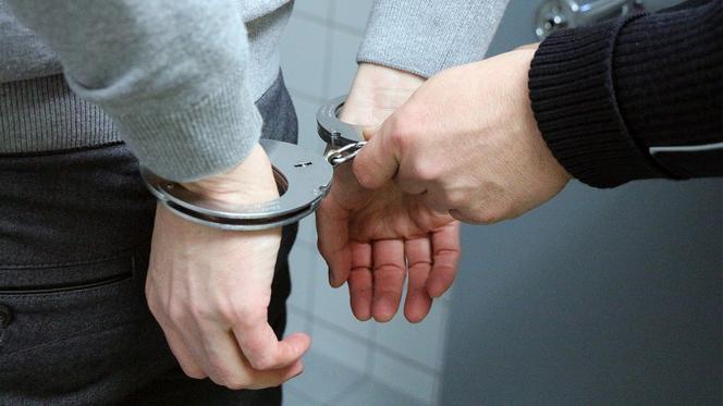 Ujście. Na widok policji zgasili światła w aucie. Tak wpadli!