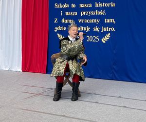 Pierwsza Dama uczciła z uczniami 100 lat od nadania imienia Stefana Batorego Szkole Podstawowej w Liwie