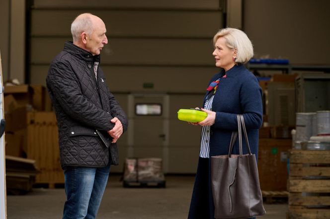 Na Wspólnej, odc. 3962: Danka (Lucyna Malec), szef Marka (Ryszard Kluge)